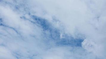 timelapse de céu azul linda nuvem no dia de feriado para segundo plano. video