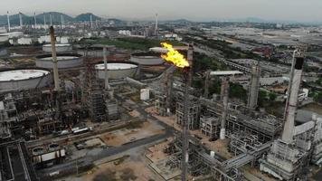 planta de refinería de petróleo químico, industria de concepto de planta de energía y tubería de metal, ciudad de enfriamiento con gas de vapor de agua video