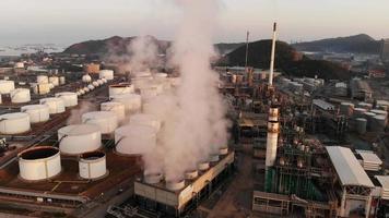 planta de refinaria de petróleo químico, usina de energia e indústria de conceito de tubo de metal, cidade de resfriamento com vapor de gás de água video