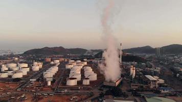 planta de refinaria de petróleo químico, usina de energia e indústria de conceito de tubo de metal, cidade de resfriamento com vapor de gás de água video