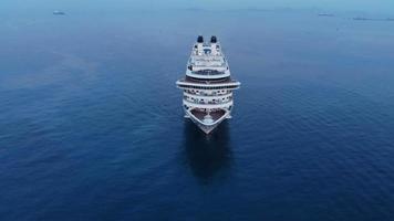 luchtfoto van mooi wit cruiseschip boven luxe cruise in de oceaan zee concept toerisme reizen op vakantie neem een vakantie tijd in de zomer. video