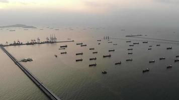 vista aérea do navio de gás ao redor do porto de navios do terminal internacional. video