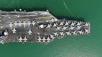 nave nucleare, portaerei della marina militare a pieno carico di aerei da combattimento per preparare le truppe. video