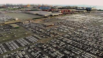 vista aérea de un lote de autos para importar y exportar autos nuevos en el puerto de patio de autos nuevos
