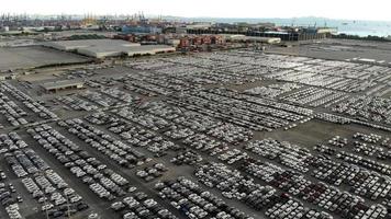 vista aérea de un lote de autos para importar y exportar autos nuevos en el puerto de patio de autos nuevos