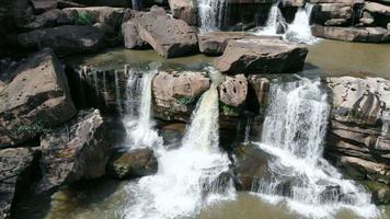 luftaufnahme des schönen natürlichen wasserfalls und des grünen waldes mit bergkonzeptreise auf sommerferienzeit. video