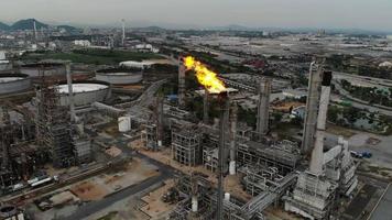 vista aerea dell'impianto di raffineria di petrolio chimico, centrale elettrica su sfondo blu cielo. video