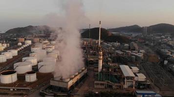 planta de refinaria de petróleo químico, usina de energia e indústria de conceito de tubo de metal, cidade de resfriamento com vapor de gás de água video