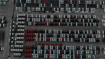 vista aérea de un lote de autos para importar y exportar autos nuevos en el puerto de patio de autos nuevos video