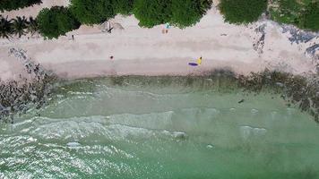 Luftaufnahme von oben und schöner Meeresstrand bei Draufsicht auf den Sommer, luxuriöses Inselparadies für Tourismusreisen im Sommerurlaub. video