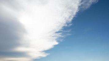 Zeitraffer des blauen Himmels schöne Wolke am Urlaubstag für den Hintergrund. video