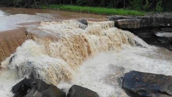 luftaufnahme des schönen natürlichen wasserfalls und des grünen waldes mit bergkonzeptreise auf sommerferienzeit. video