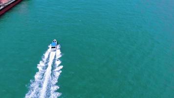 bovenaanzicht vanuit de lucht van en prachtig zeestrand bij bovenaanzicht op de zomer, luxe eilandparadijs voor toerismereizen op zomervakantie. video