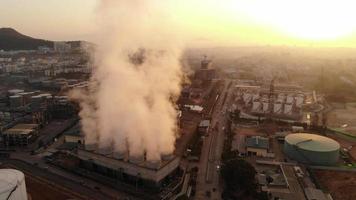 planta de refinaria de petróleo químico, usina de energia e indústria de conceito de tubo de metal, cidade de resfriamento com vapor de gás de água video