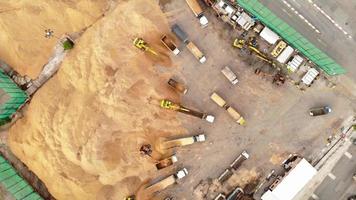 la excavadora saca una partícula de madera de caucho de un camión en un almacén de exportación video