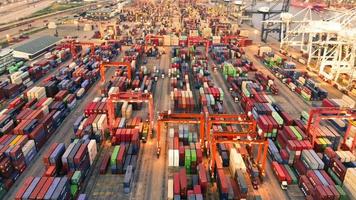 luchtfoto timelapse van vrachtcontainerschip in de internationale vrachthaven onder kraanlaadtank voor export vrachtvervoer per schip.