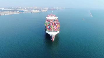 voor vrachtcontainerschip dat dichtbij in de internationale terminal vrachtwerf haven import export dealer, service logistiek en transport concept loopt.