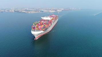 bovenaanzicht vanuit de lucht van vrachtcontainerschip import export container in de oceaan. video