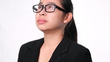 empresária asiática confiante olhando para cima no fundo branco no estúdio