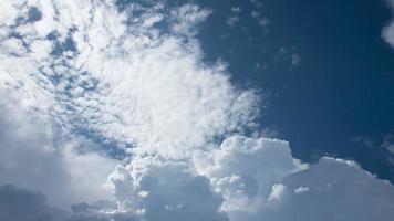 Zeitraffer des blauen Himmels schöne Wolke am Urlaubstag für den Hintergrund. video