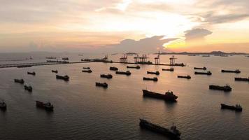 vista aérea del buque de gas alrededor del puerto terminal internacional. video