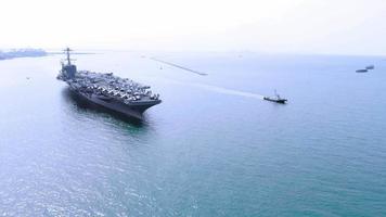 Navio nuclear, navio da marinha militar, avião de combate de carregamento completo para preparar tropas. video