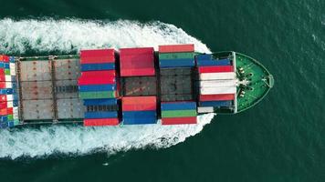 Luftaufnahme des intelligenten Frachtschiffs, das Container trägt und für Exportgüter vom Frachthafen zu einem anderen Ozeankonzept-Frachtschiff läuft video