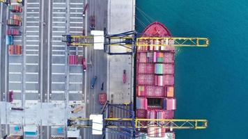 luchtfoto timelapse van vrachtcontainerschip in de internationale vrachthaven onder kraanlaadtank voor export vrachtvervoer per schip. video