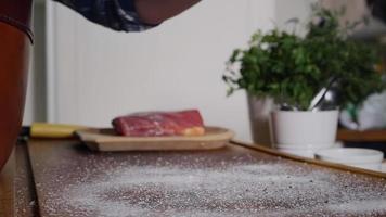 Zeitlupenaufnahmen, die Salz und Pfeffer auf einen Holzhacker für frisches rohes Angus-Fleisch streuen. video