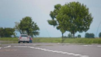 Autos, die schnell auf der Straße fahren. video