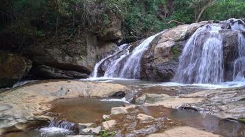 bella cascata di mae sa a chiang mai, in tailandia video