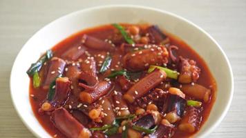 ojing-o-bokeum - calmars ou poulpes sautés avec sauce épicée coréenne - style coréen video