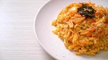 arroz frito kimchi com algas marinhas e gergelim branco - comida coreana video