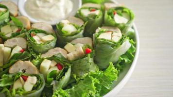 embrulho de vegetais ou rolos de salada com molho de salada cremoso - estilo de comida saudável video
