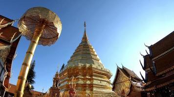 monte dorado en el templo de wat phra that doi suthep en chiang mai, tailandia.
