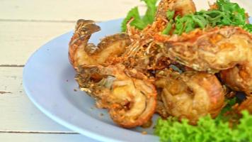 lagostim frito ou camarão mantis com alho - estilo frutos do mar video