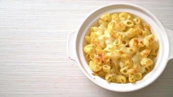 mac and cheese, macaroni pasta in cheesy sauce - American style video