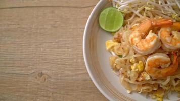 roergebakken noedels met garnalen en spruitjes of pad thai - Aziatisch eten food video