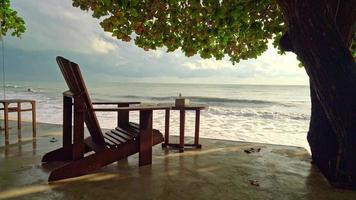 sedia di legno vuota con sfondo mare spiaggia video