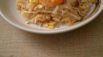 noodles saltati in padella con gamberi e germogli o pad thai - stile asiatico video