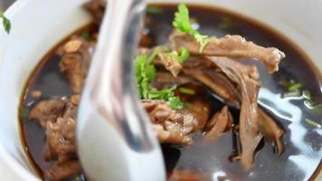 pés de galinha em sopa quente e picante em uma tigela. comida local tailandesa