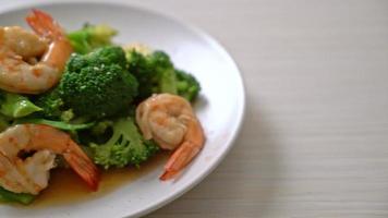 broccoli saltati in padella con gamberi - stile casalingo video