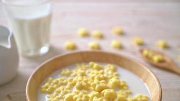 cereali integrali con latte fresco a colazione video