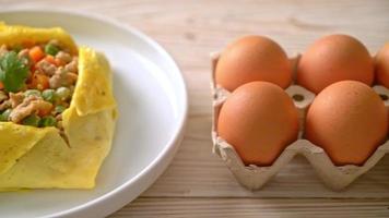 embrulho de ovo ou ovo recheado com carne de porco picada e vegetais video