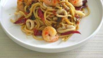 spicy spaghetti seafood - Stir fried spaghetti with shrimps, squid and chilli video