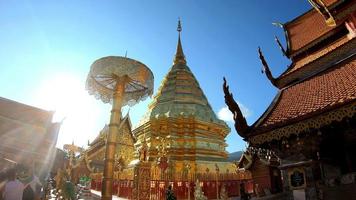 chiang mai, tailandia - 8 de diciembre de 2020 - monte dorado en el templo de wat phra that doi suthep en chiang mai, tailandia. video