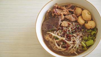 fideos tailandeses con cerdo, cerdo estofado, albóndigas e hígado de cerdo en sopa de sangre - estilo de fideos tailandeses video