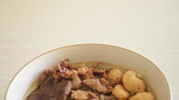 fideos tailandeses con cerdo, cerdo estofado, albóndigas e hígado de cerdo en sopa de sangre - estilo de fideos tailandeses video