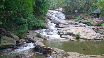 bela cachoeira mae sa em chiang mai, tailândia video
