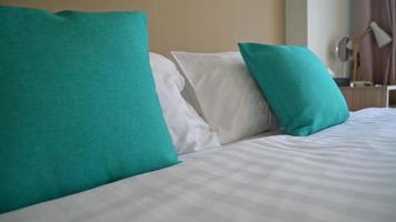 Hermosa y cómoda decoración de almohadas en la cama en el dormitorio.